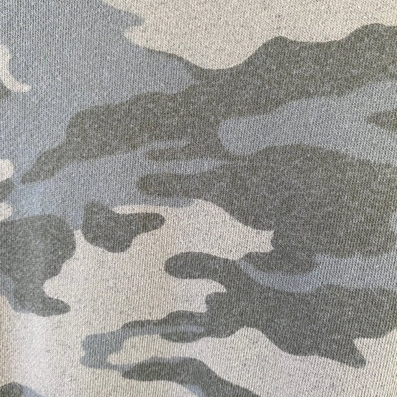 Universal Threads Boxy Camouflage Long Sleeve Top NWOT Women's Size Large - Picture 11 of 11